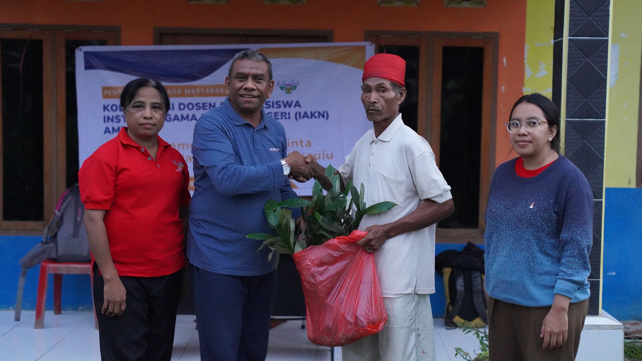 Tim PKM Kolaborasi IAKN Ambon Berikan Ribuan Bibit Pohon Pala untuk Masyarakat Adat Huaulu di Seram Utara