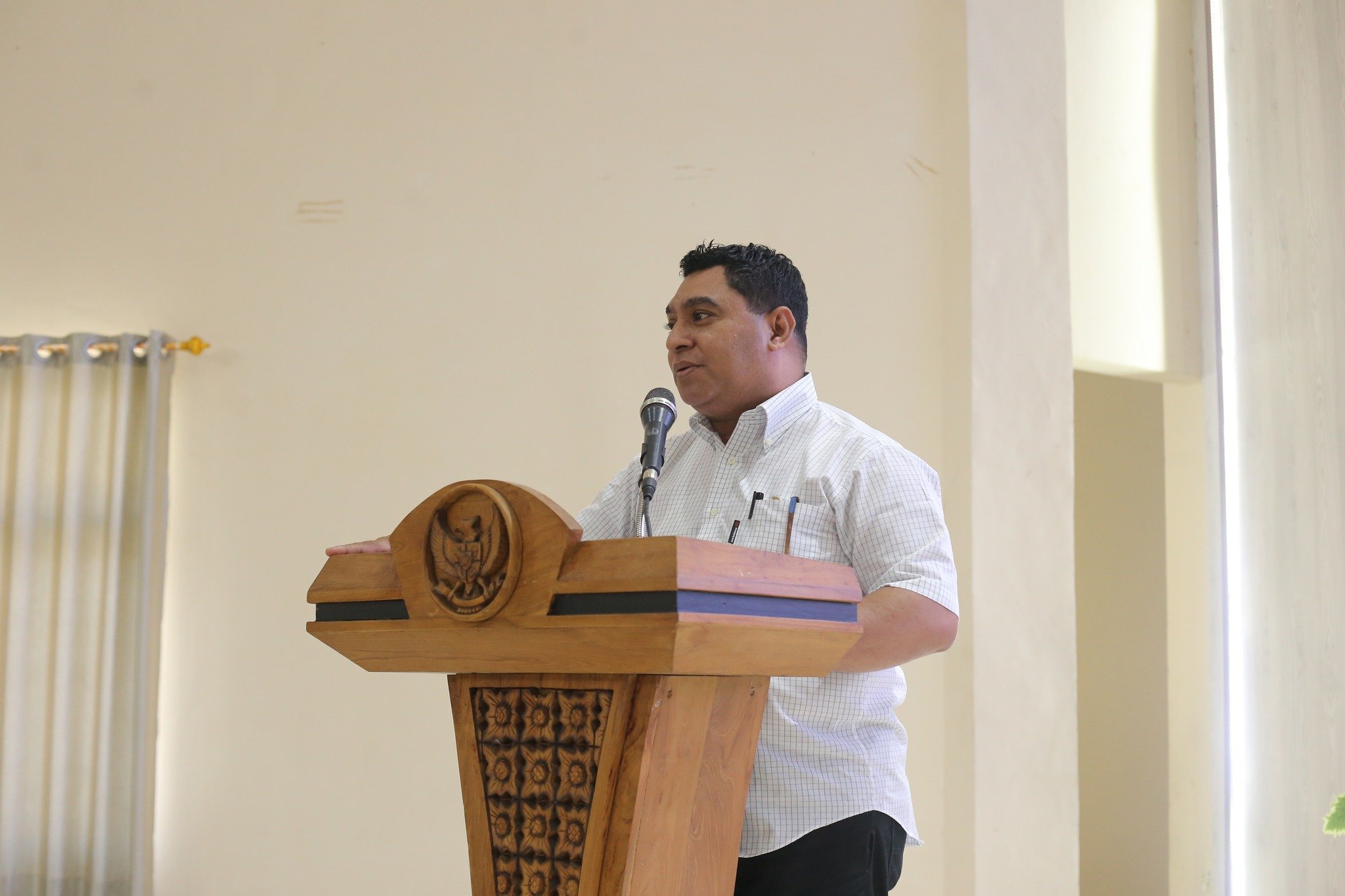 DEKAN FSKK IAKN AMBON DR. JERMIAS V. HARLING : KKN BUKAN SEKADAR TUGAS AKADEMIK, TETAPI UPAYA MEMBANGUN KETERAMPILAN MAHASISWA DI MASYARAKAT MULTIKULTURAL