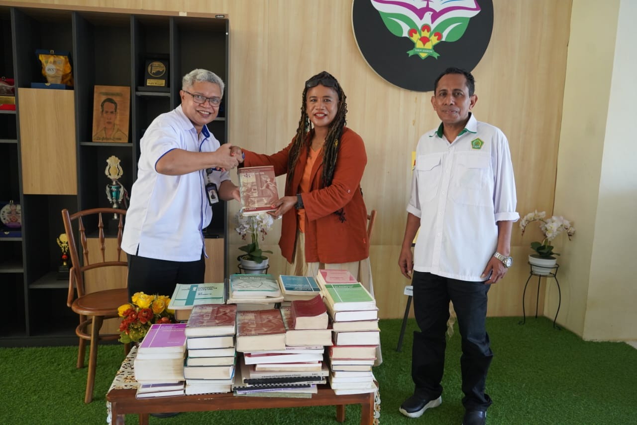 Perkuat Literasi di Maluku, IAKN Ambon Terima Bantuan Buku dari Komunitas Naulu dan Badan Penelaah Alkitab GPM