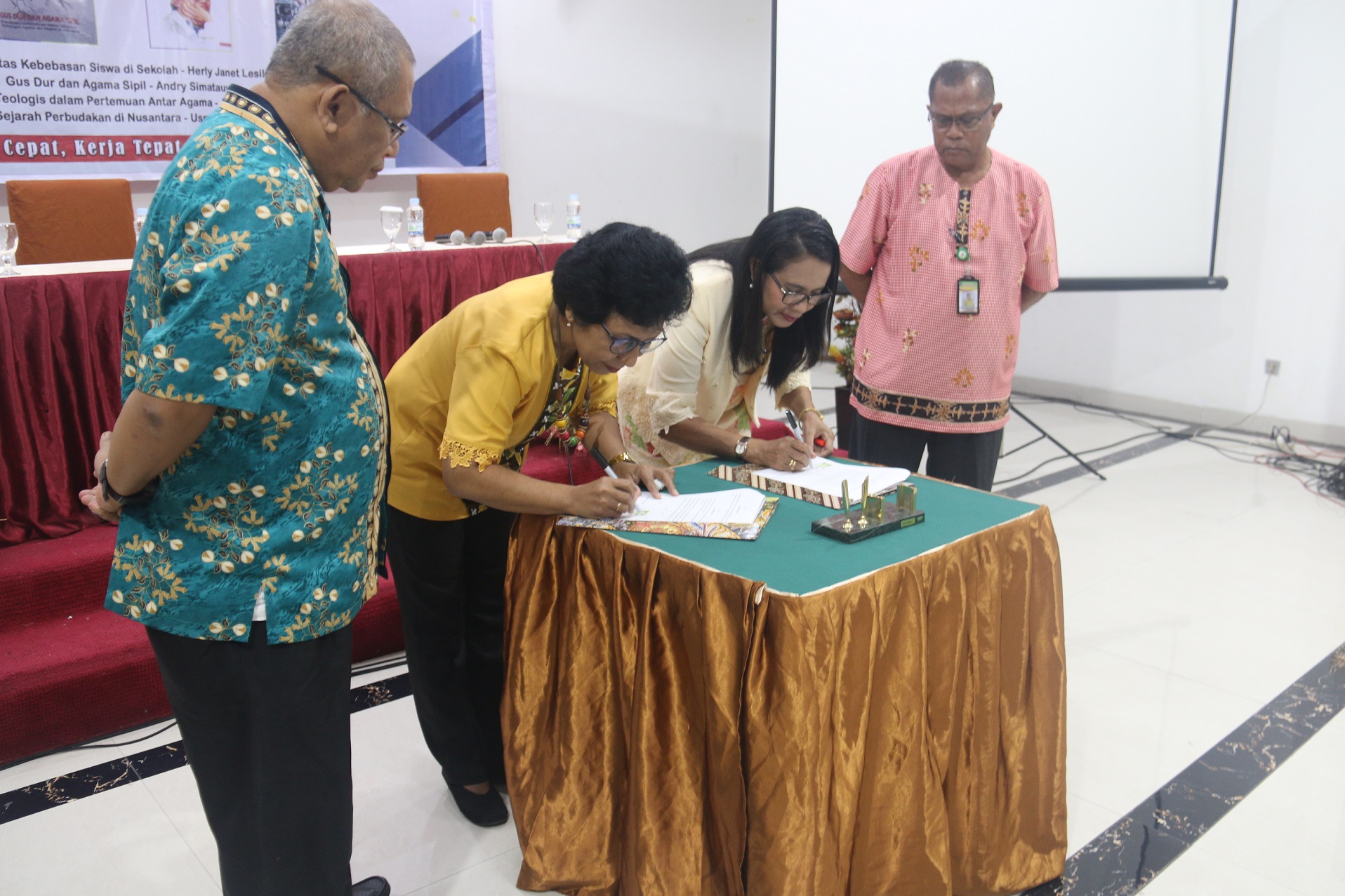 Penandatangan MoU antara IAKN Ambon dan Museum Siwalima Prov. Maluku