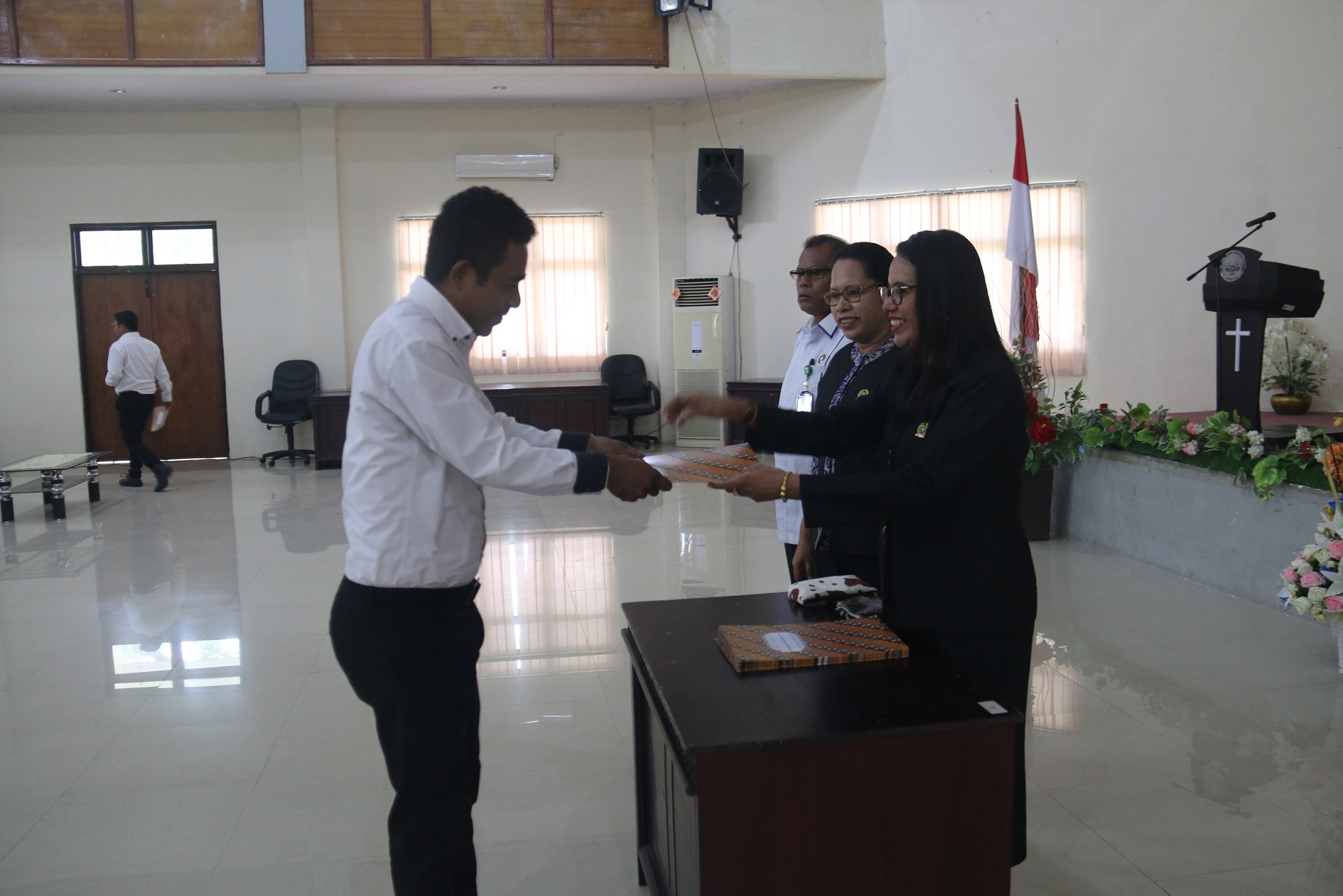 Pembinaan dan Penyerahan SK CPNS Tahun Anggaran 2018 oleh Rektor IAKN Ambon