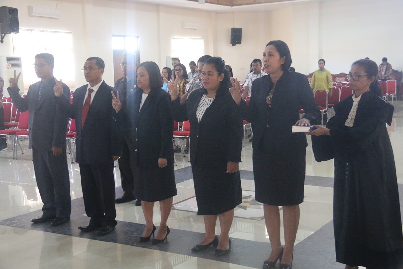 Rektor Melantik 5 Pejabat Struktural Eselon III dan IV IAKN Ambon