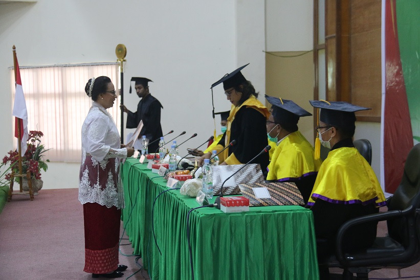 PENGEMBANGAN MODUL KESEHATAN REPRODUKSI REMAJA DALAM KELUARGA KRISTEN mengantarkan BETTY ANTHOINETA SAHERTIAN meraih gelar Doktor