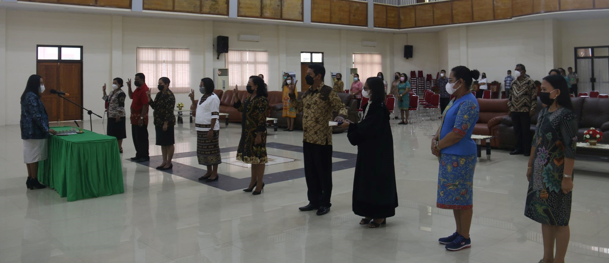 Dipenghujung tahun 2021, Rektor IAKN Ambon Melantik Enam Orang Pejabat Administrasi Kedalam Jabatan Fungsional