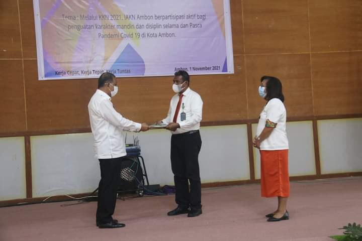 Walikota Ambon Menyerahkan Kembali 151 Mahasiswa IAKN Ambon, setelah 5 Minggu Ber-KKN
