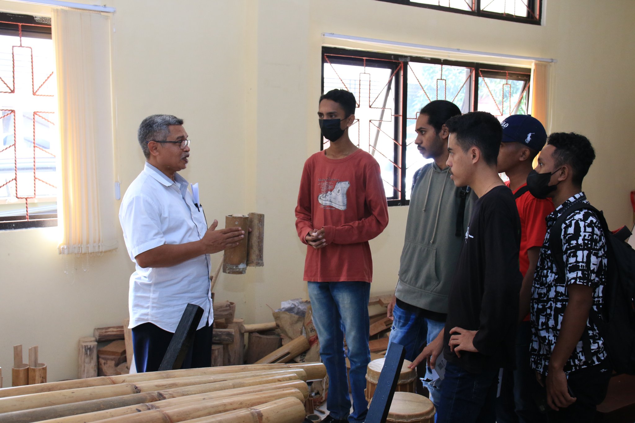 Pembuatan alat musik tradisional menggunakan bahan dasar bambu dalam Pekan Kreativitas Mahasiswa FSKK IAKN Ambon