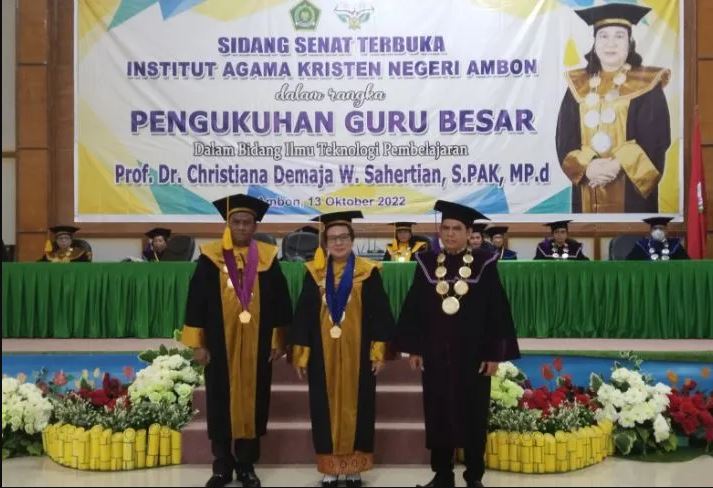 Prof. Dr. Christiana Demaja W. Sahertian, S.PAK, M.Pd dikukuhkan menjadi Guru Besar.