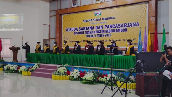 Diiawal Kepemimpinannya Sebagai Rektor IAKN Ambon, Dr. Yance Z. Rumahuru, MA mewisudakan 57 Orang Mahasiswa IAKN Ambon,