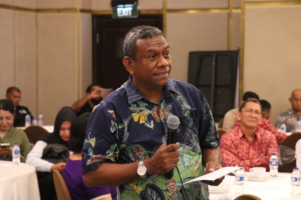 Rektor IAKN Ambon memberikan sumbangsi Kritis dalam kegiatan Uji Publik Rancangan Daerah Pemilihan dan Alokasi Kursi Anggota DPRD Provinsi Maluku