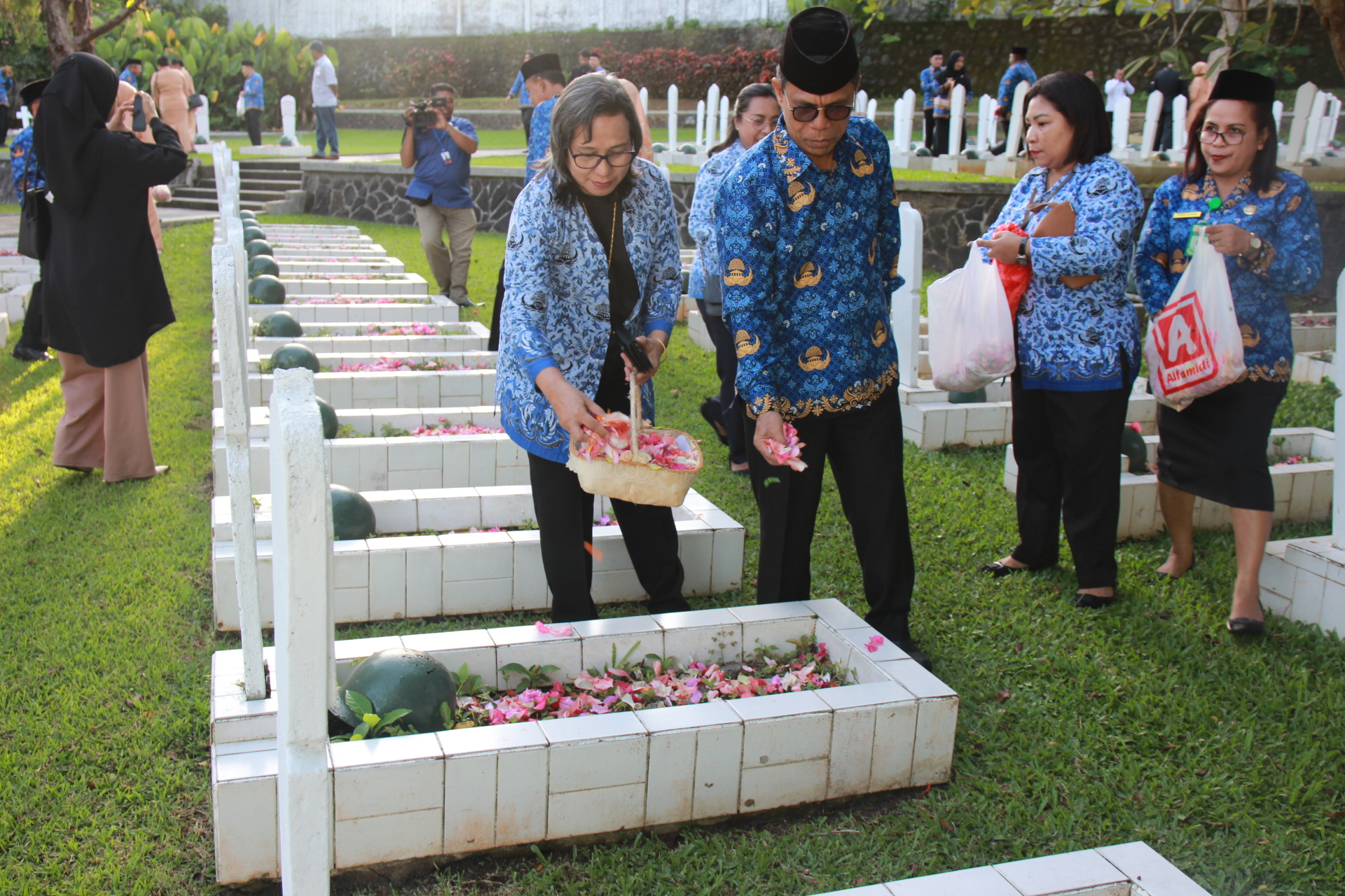 ziarah ke Taman Makam Pahlawan (TMP) Kapahaha Ambon, dalam rangka menyambut Hari Amal Bakti (HAB) ke-77