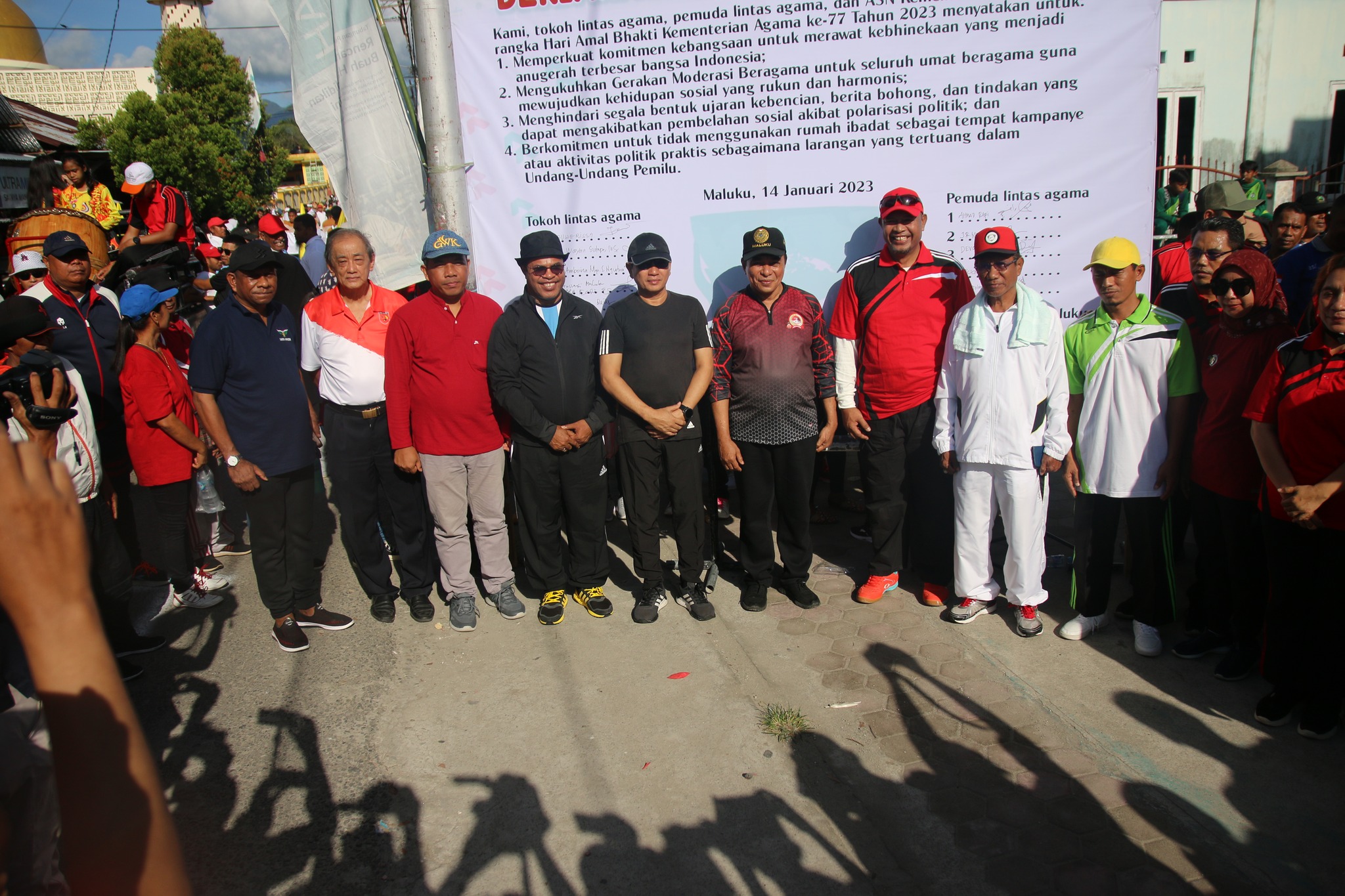 Upaya bersama dalam rangka penguatan moderasi beragama, Kanwil Kemenag Provinsi Maluku menggelar Jalan Sehat Kerukunan dan Deklarasi Damai Umat Beragama