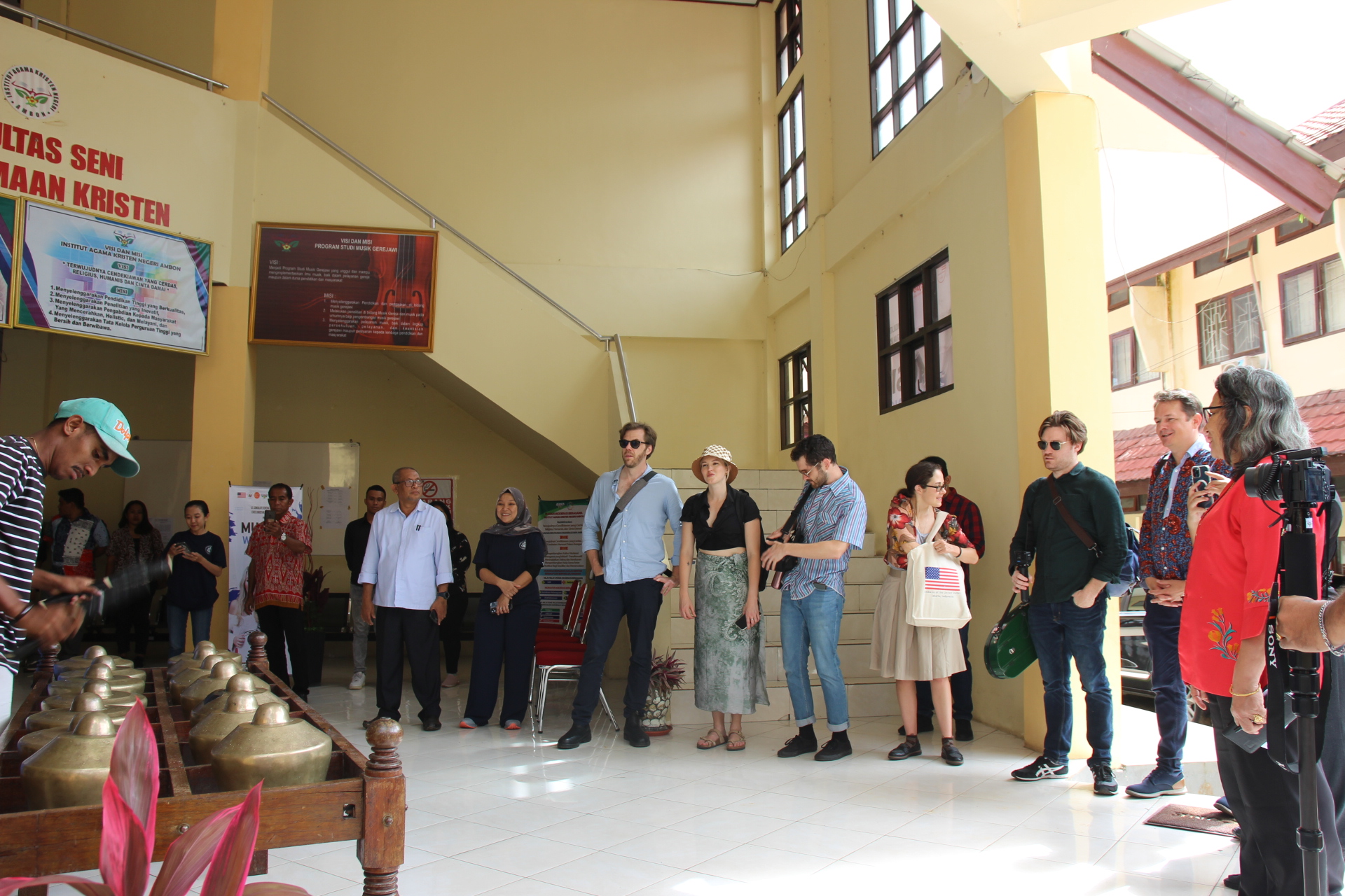 Ashley Campbell menjadi Fasilitator dalam Masterclass Music Country di IAKN Ambon