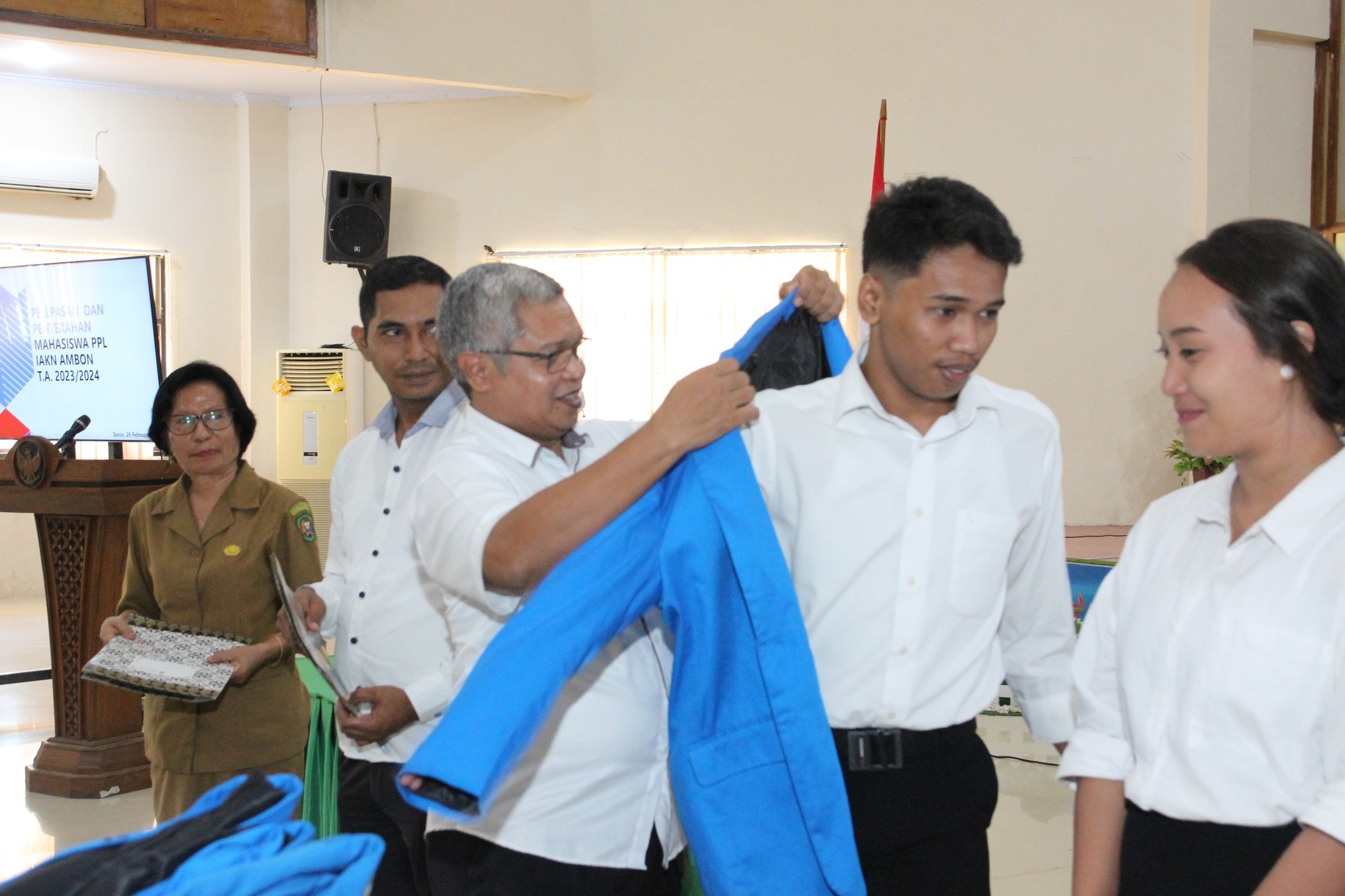 Wakil Rektor III IAKN Ambon lepas 149 mahasiswa PPL IAKN Ambon.