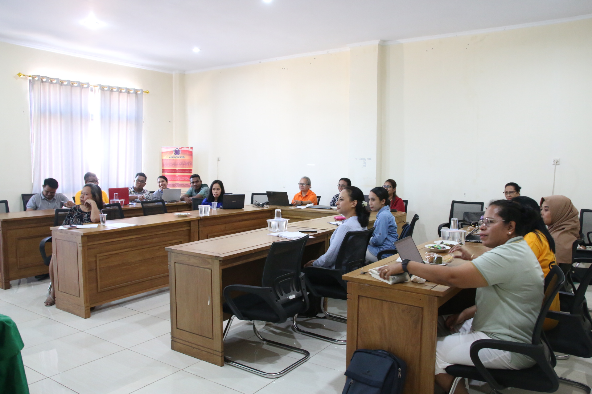 Dosen dan Mahasiswa Pascasarjana IAKN Ambon Tingkatkan Kemampuan Menulis Artikel Internasional