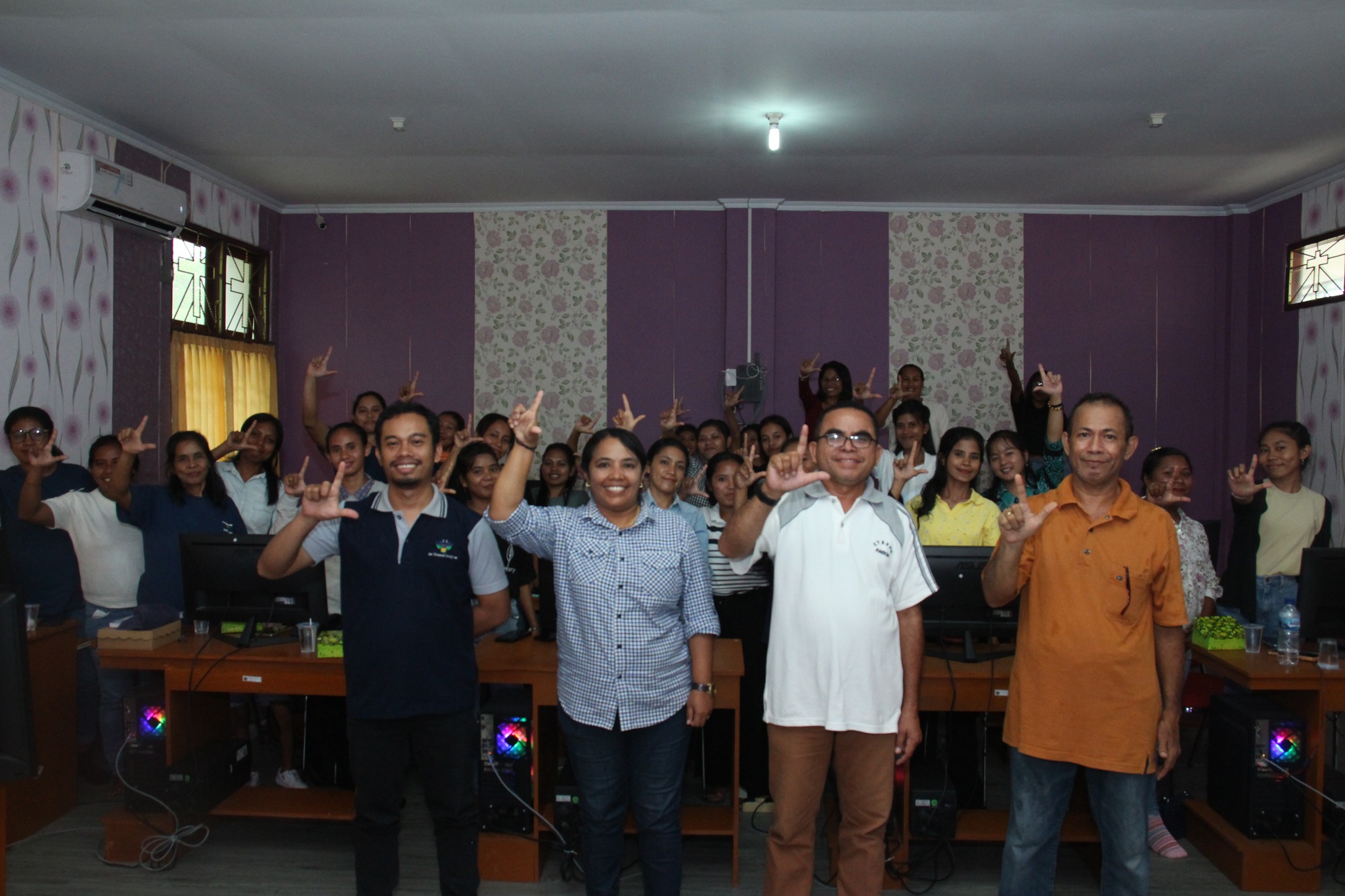 Wakil Dekan I FIPK IAKN Ambon Menutup Pelatihan Video Pembelajaran Berbasis Animasi