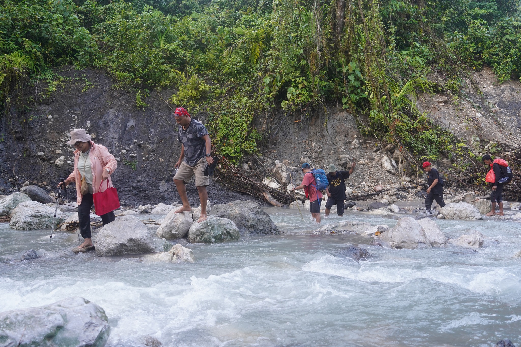 Dua Hari Menembus Hutan Seram, Tim Ekspedisi Binaiya Tiba di Kanike