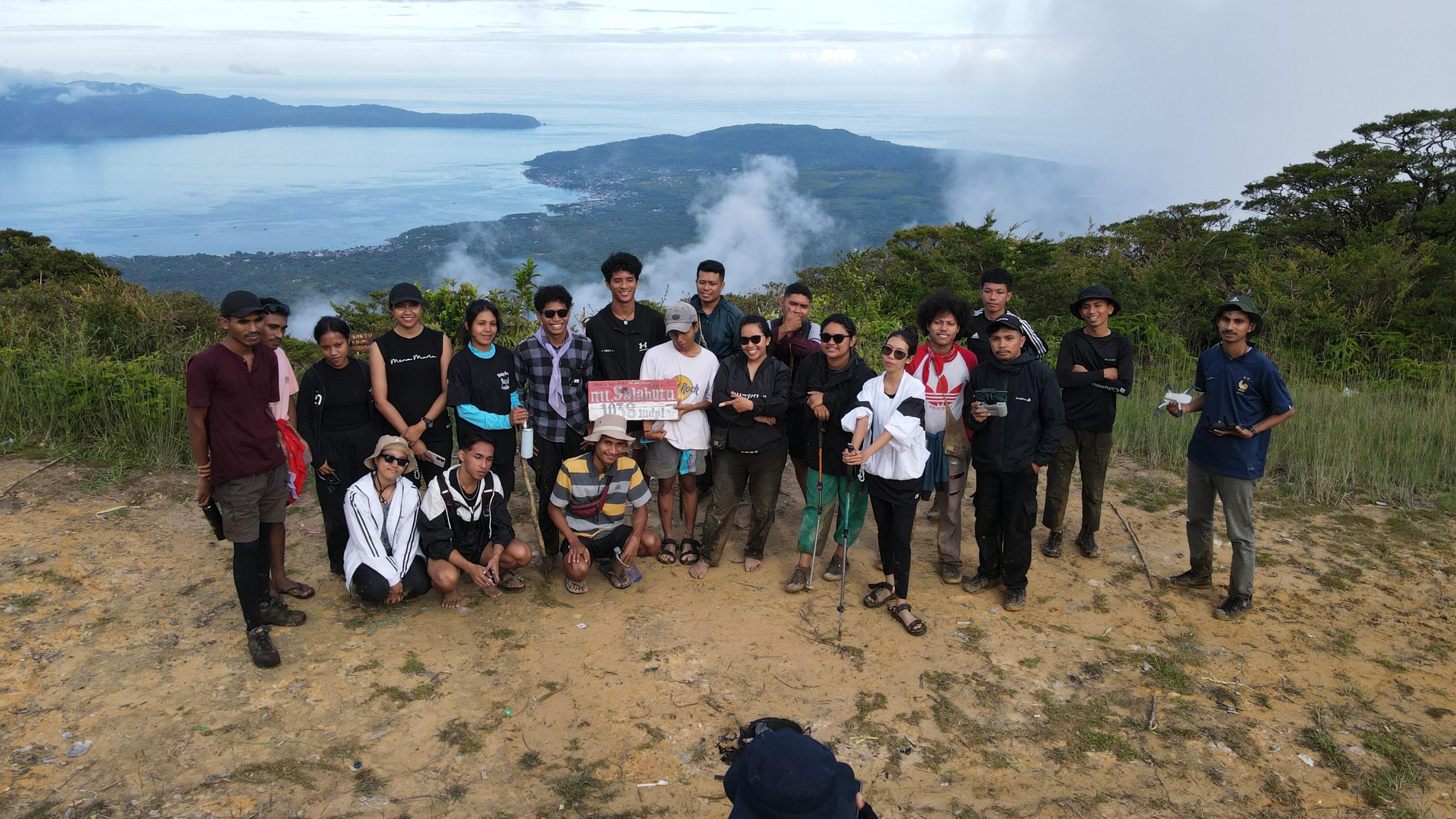 Mahasiswa IAKN Ambon Taklukkan Gunung Salahutu, Kampanyekan Pendakian Bebas Sampah