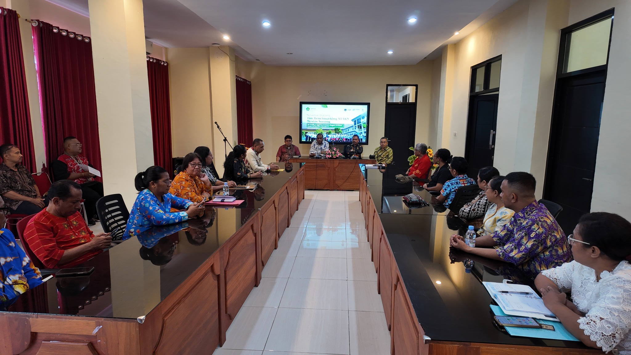 STAKN Mesias Sorong Benchmarking Akademik dan Tata Kelola ke IAKN Ambon